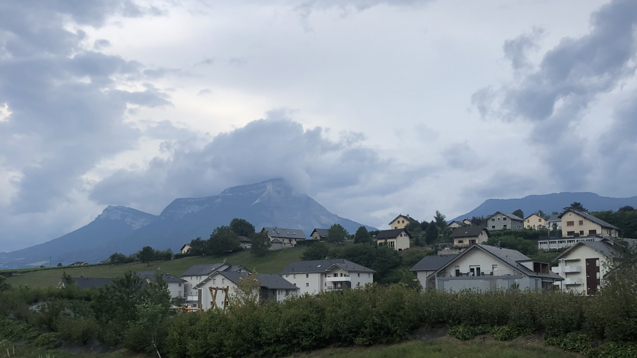 Kfz-Spiegel, Cloud, Bergigen Landschaftsformen, Hochland, Kfz-Seitenspiegel. Wallpaper in 1280x720 Resolution