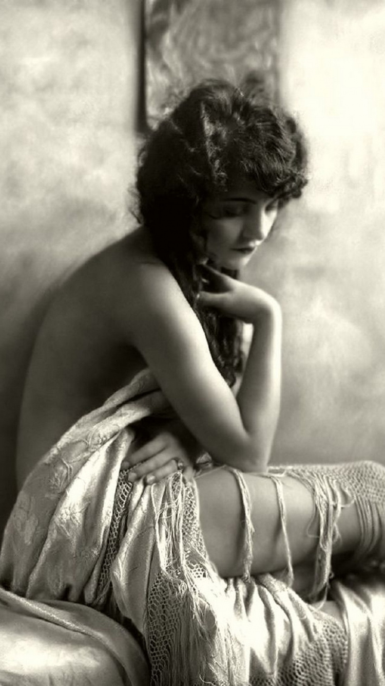 Femme en Robe Blanche et Noire. Wallpaper in 750x1334 Resolution