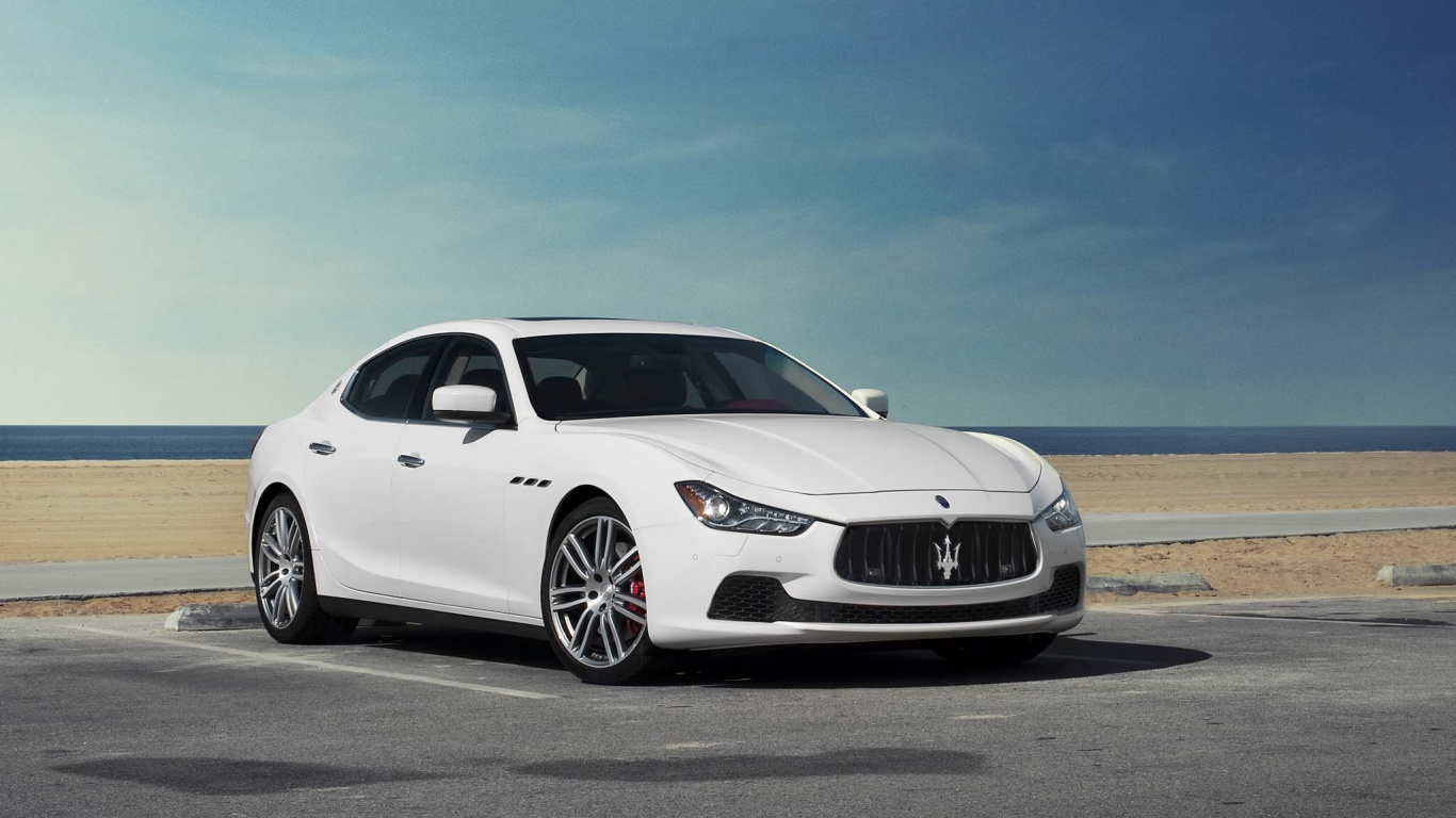 Coupé Bmw m 3 Blanc Sur Route Asphaltée Grise Pendant la Journée. Wallpaper in 1366x768 Resolution