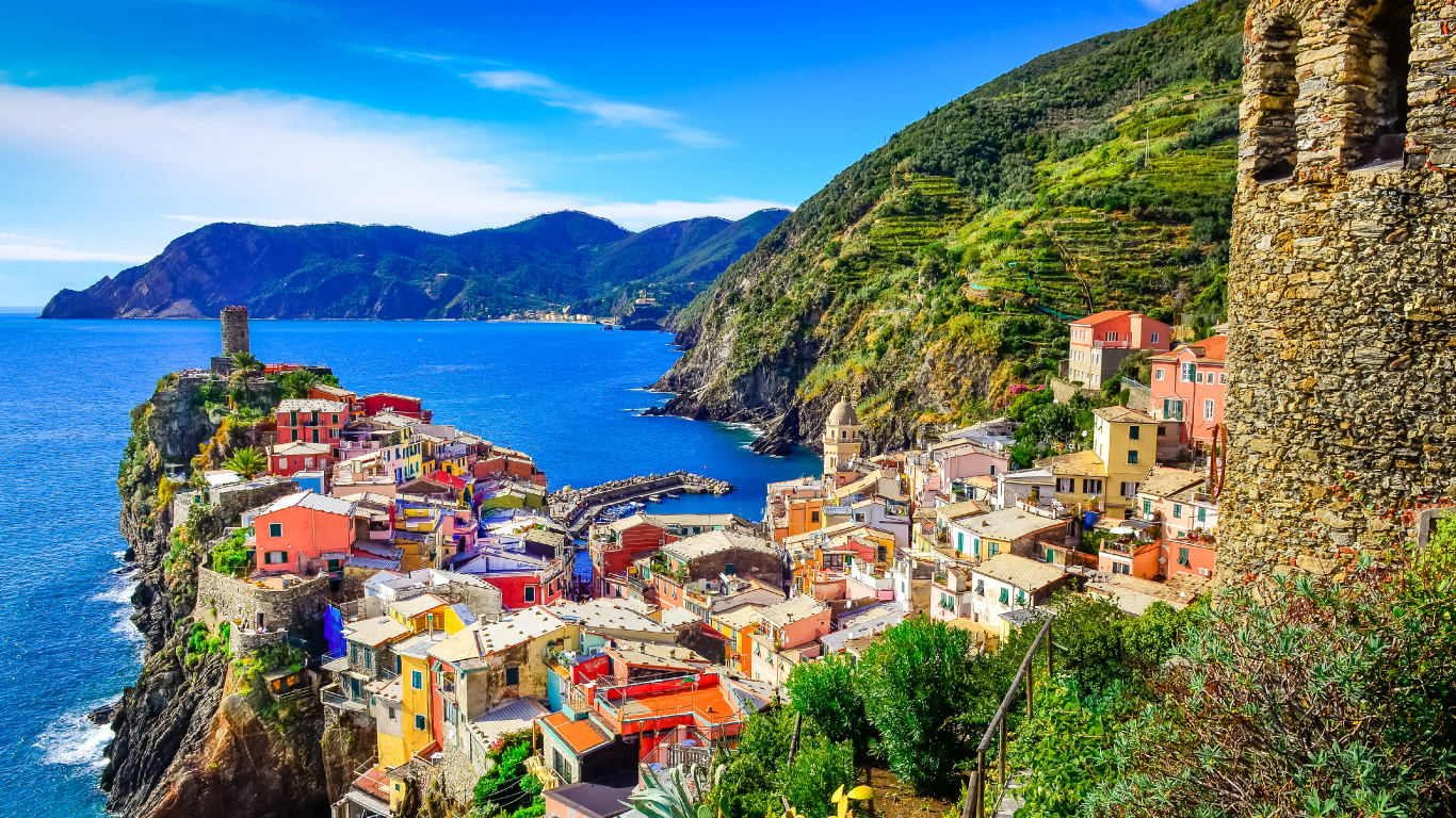 Houses on Mountain Near Body of Water During Daytime. Wallpaper in 1366x768 Resolution