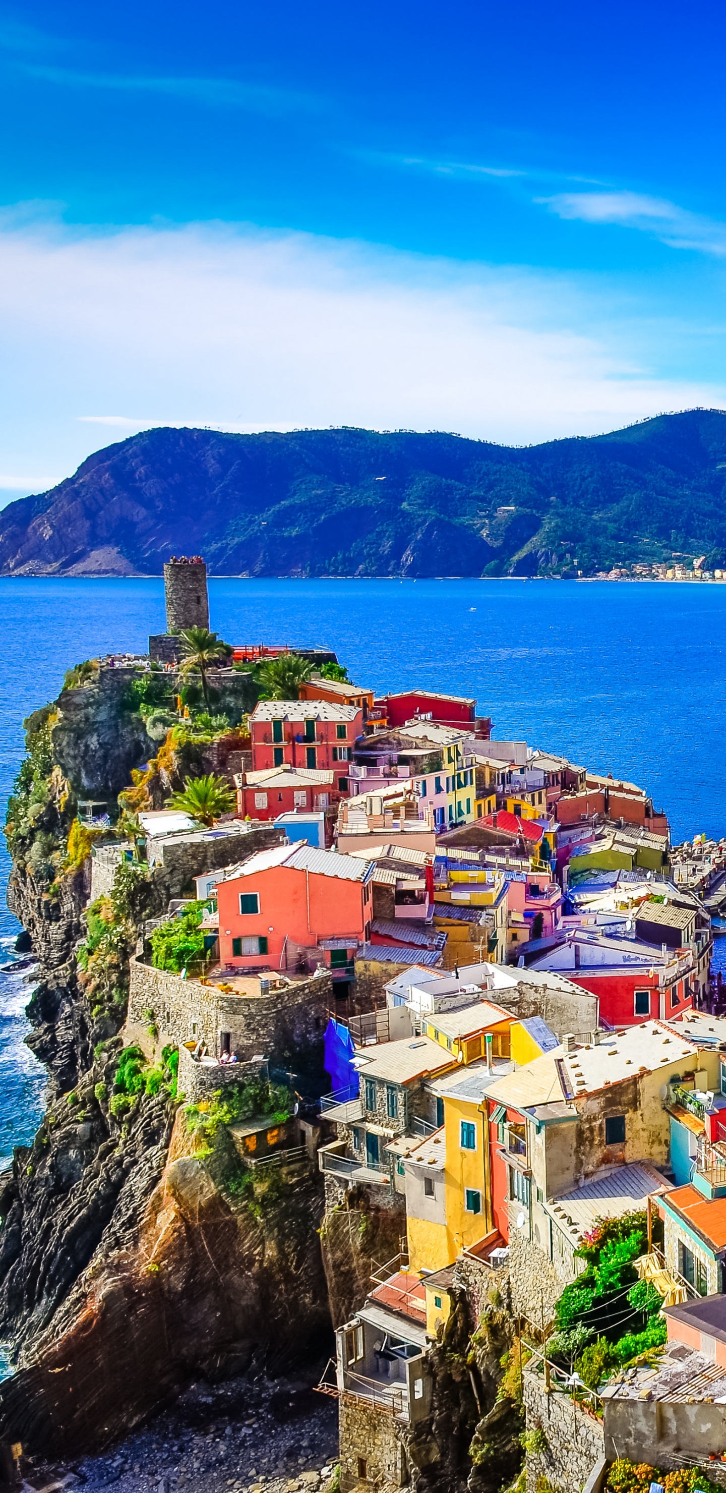 Houses on Mountain Near Body of Water During Daytime. Wallpaper in 1440x2960 Resolution
