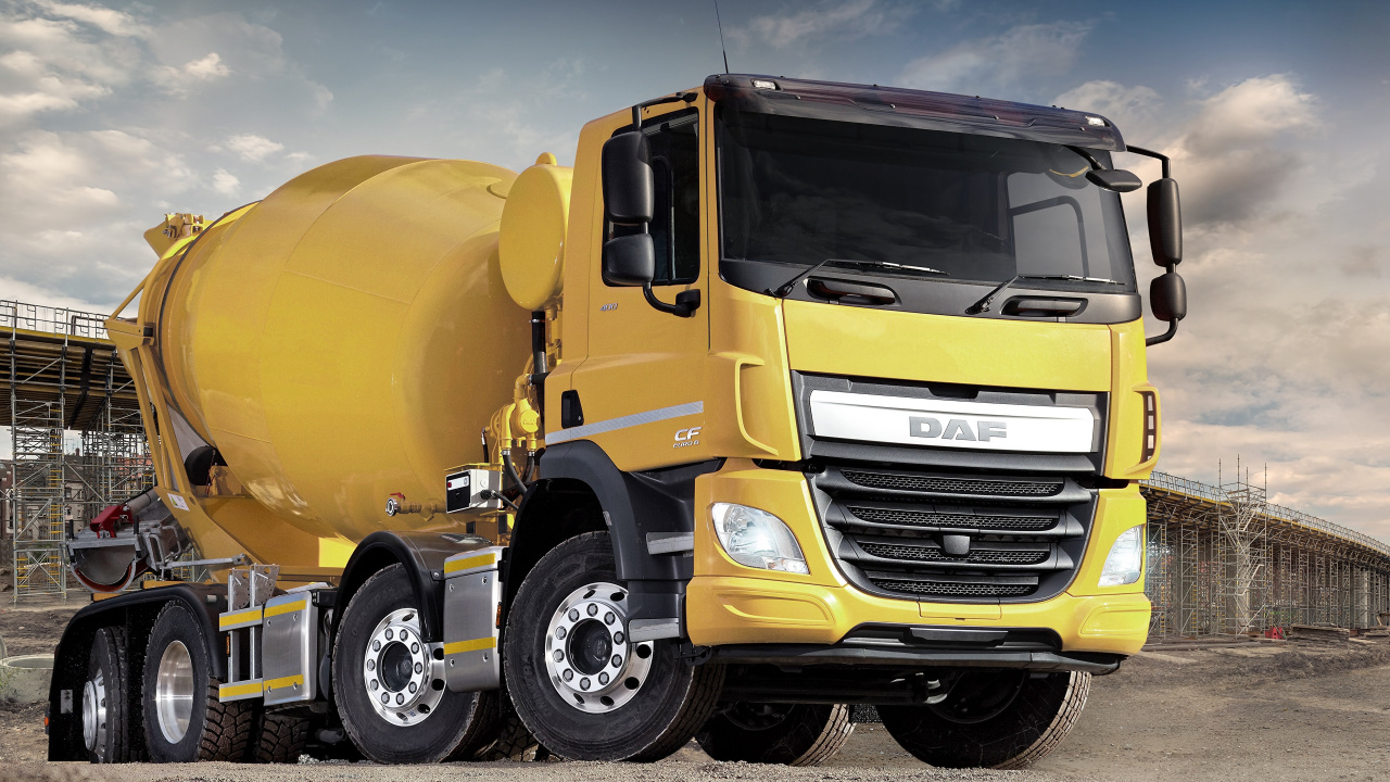 Gelber LKW Auf Schwarzer Asphaltstraße Tagsüber. Wallpaper in 1280x720 Resolution