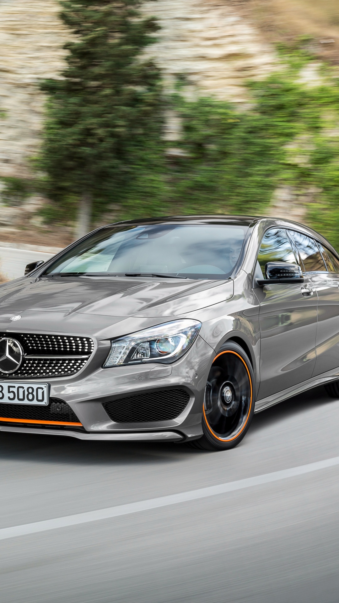 Schwarzer Audi a 4 Tagsüber Unterwegs. Wallpaper in 1080x1920 Resolution