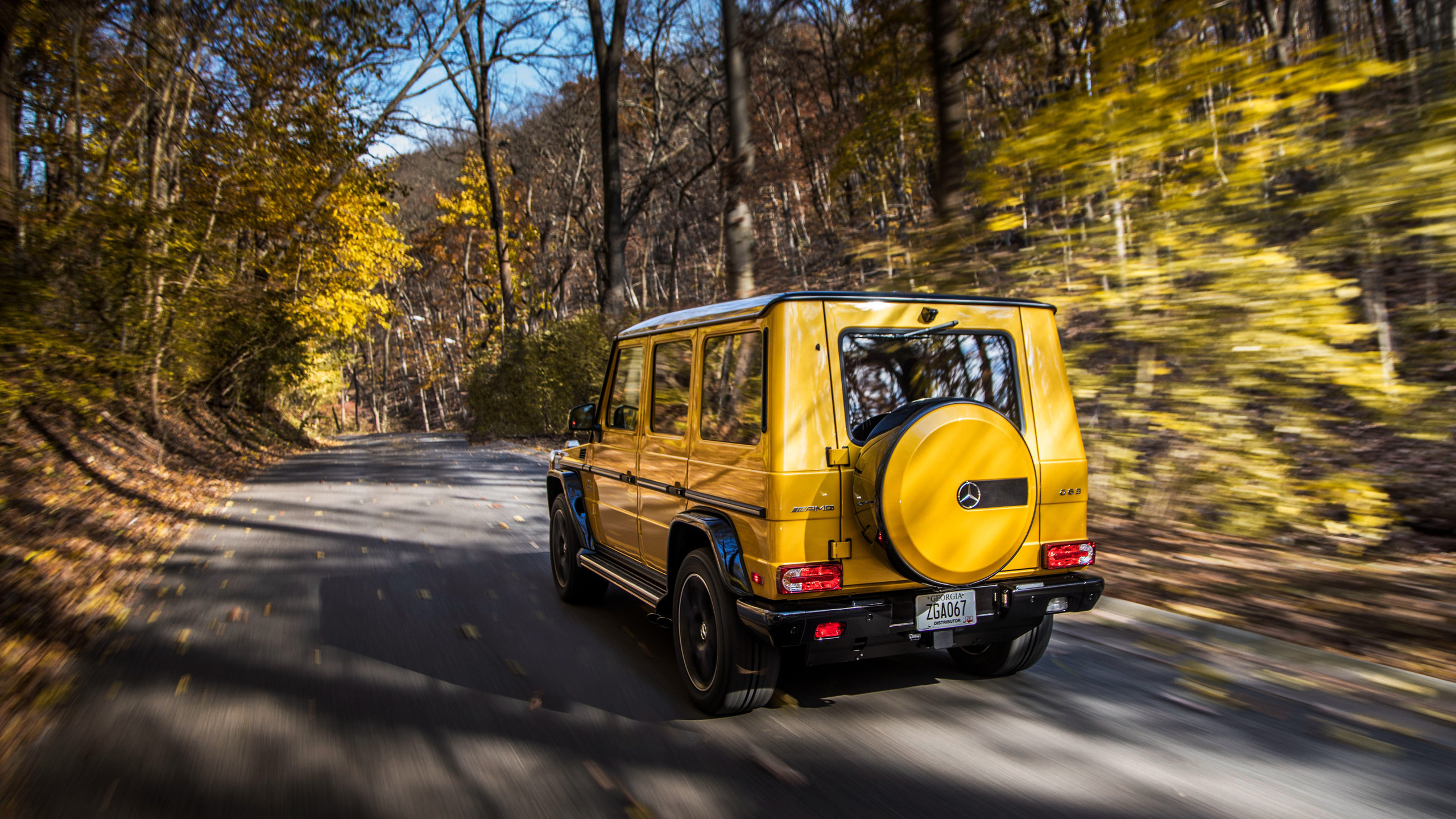 Van Jaune Sur Route Pendant la Journée. Wallpaper in 2560x1440 Resolution