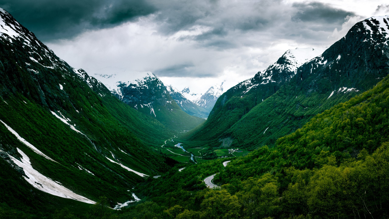 Montañas Verdes Bajo Nubes Grises. Wallpaper in 1280x720 Resolution