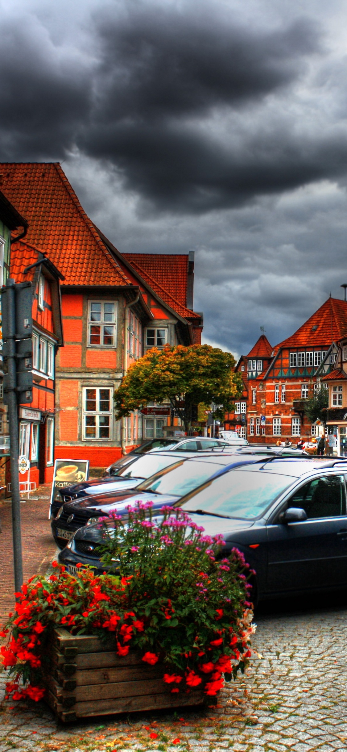 Schwarzer Kombi, Der Tagsüber Neben Braunem Betongebäude Geparkt Ist. Wallpaper in 1125x2436 Resolution