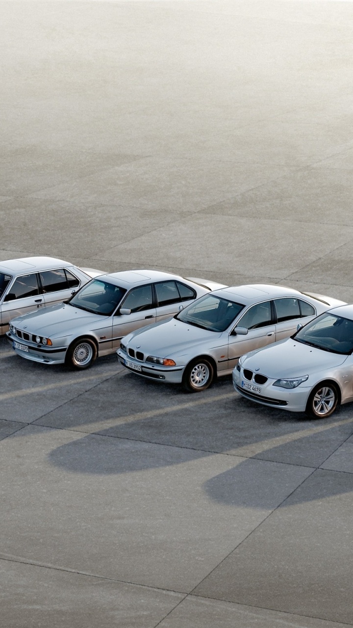 Voitures Argentées et Noires Sur Route Goudronnée Grise. Wallpaper in 720x1280 Resolution