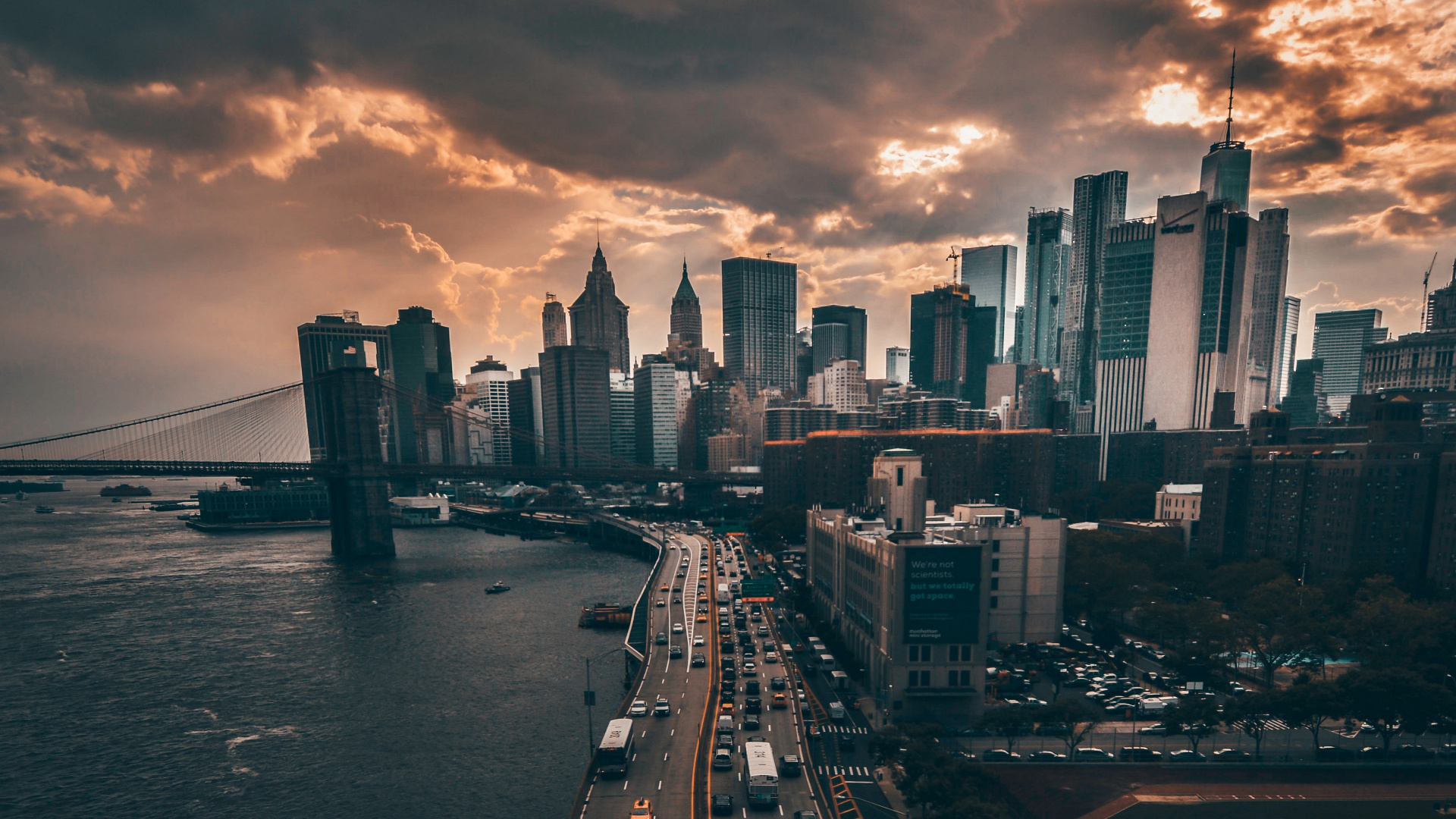 Skyline Der Stadt in Der Nähe Von Gewässern Während Der Nacht. Wallpaper in 1920x1080 Resolution