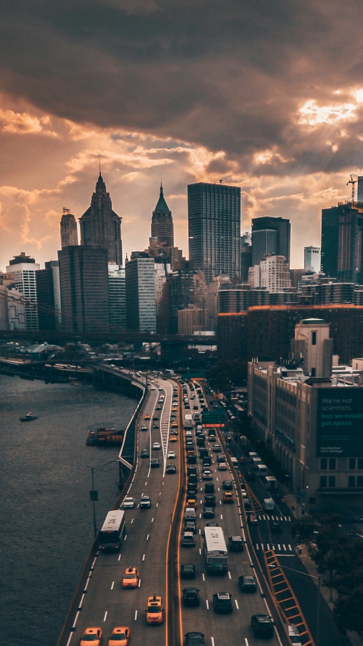 Horizon de la Ville Près D'un Plan D'eau Pendant la Nuit. Wallpaper in 720x1280 Resolution