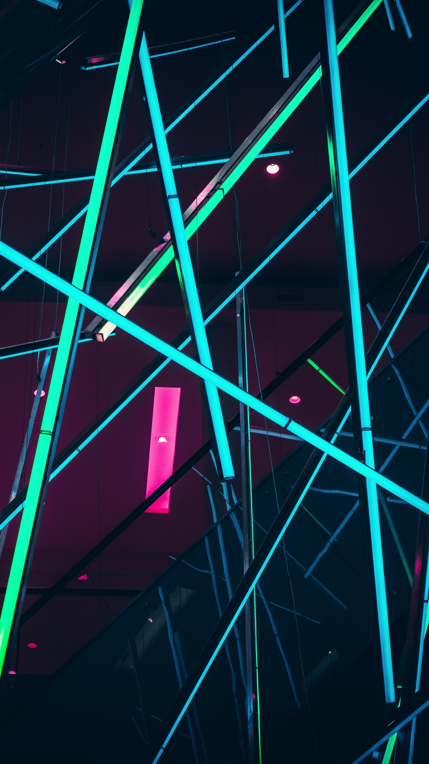 Rotes Licht im Schwarzen Raum. Wallpaper in 1440x2560 Resolution