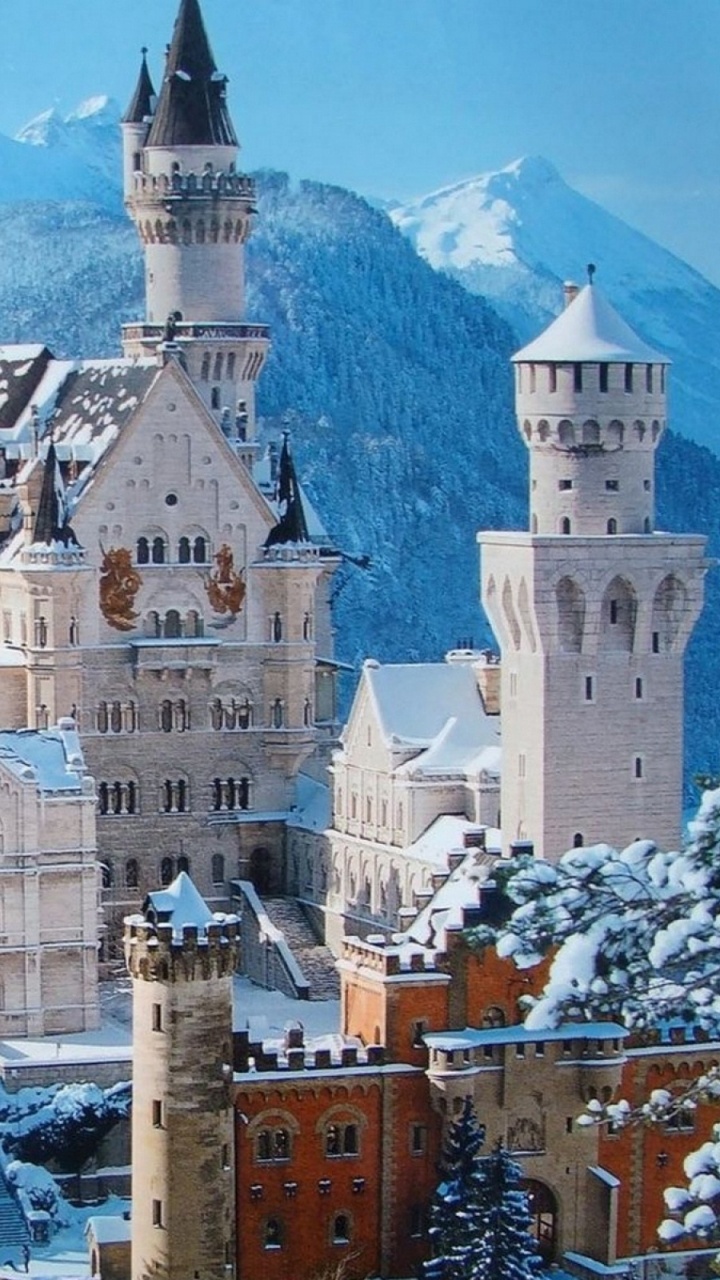 Weißes Und Braunes Schloss Auf Schneebedecktem Berg Tagsüber. Wallpaper in 720x1280 Resolution