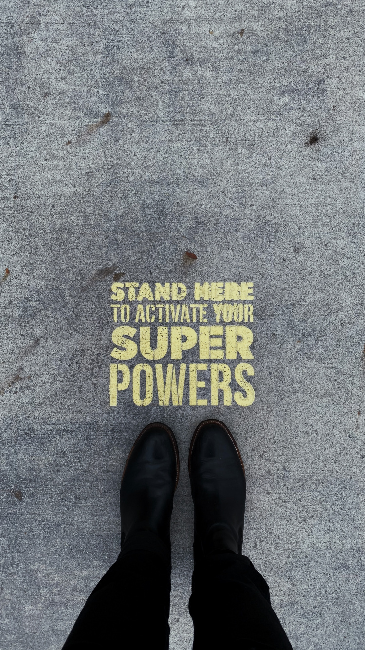 Personne Portant Des Chaussures en Cuir Noir Debout Sur un Sol en Béton Gris. Wallpaper in 750x1334 Resolution