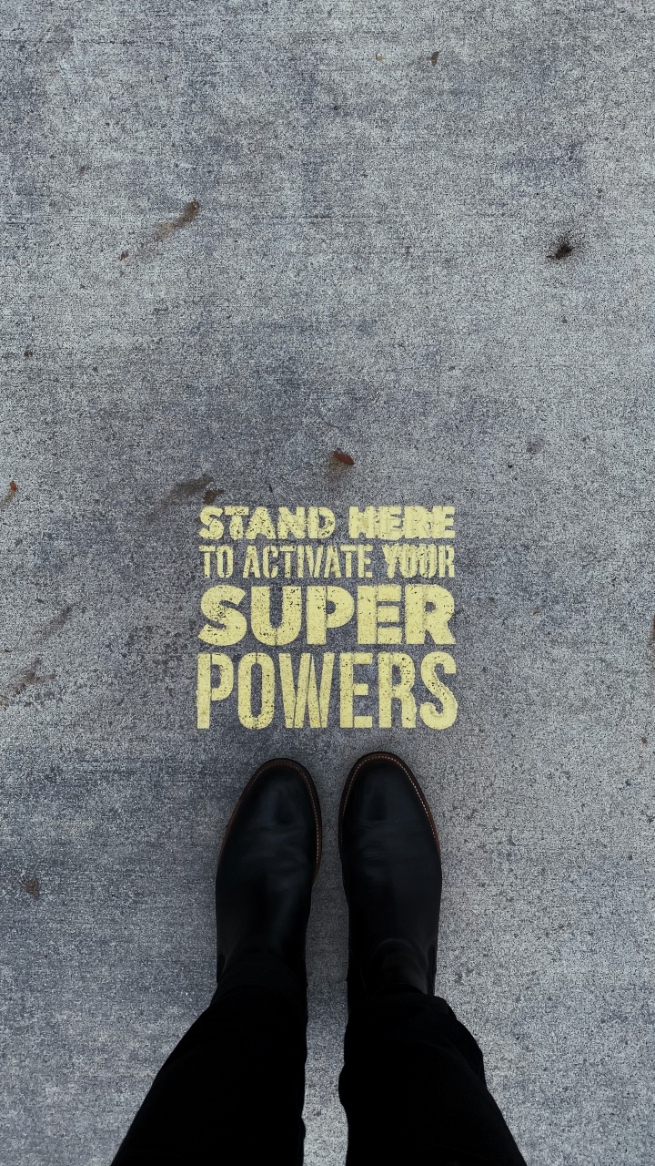 Persona Vestida Con Zapatos de Cuero Negro de Pie Sobre un Piso de Concreto Gris. Wallpaper in 720x1280 Resolution