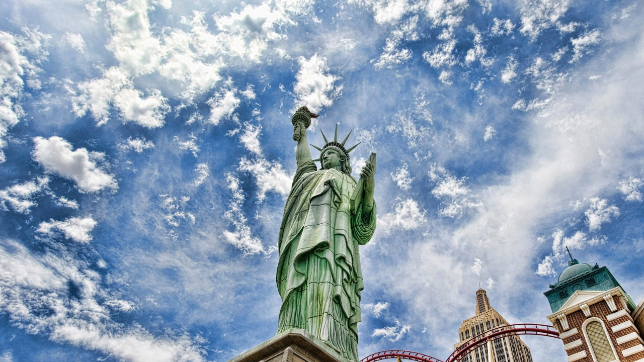 Estatua de la Libertad Bajo el Cielo Nublado Azul y Blanco Durante el Día. Wallpaper in 1280x720 Resolution