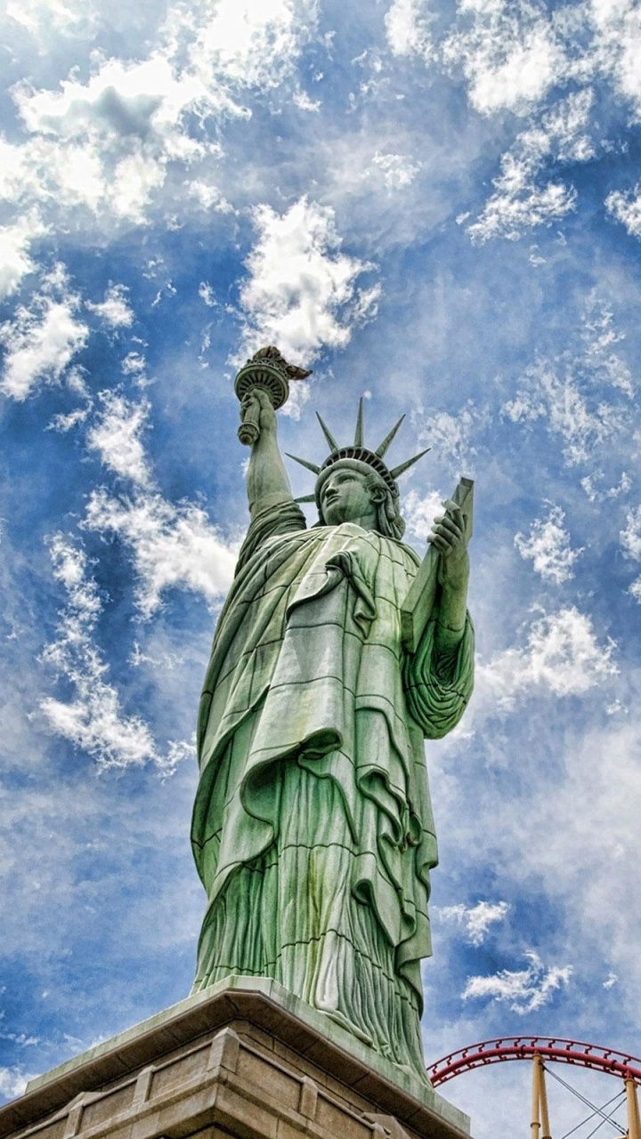 Estatua de la Libertad Bajo el Cielo Nublado Azul y Blanco Durante el Día. Wallpaper in 720x1280 Resolution