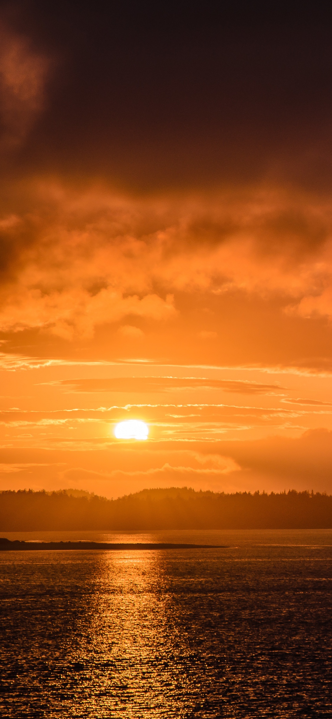 Plan D'eau Sous un Ciel Nuageux au Coucher du Soleil. Wallpaper in 1125x2436 Resolution