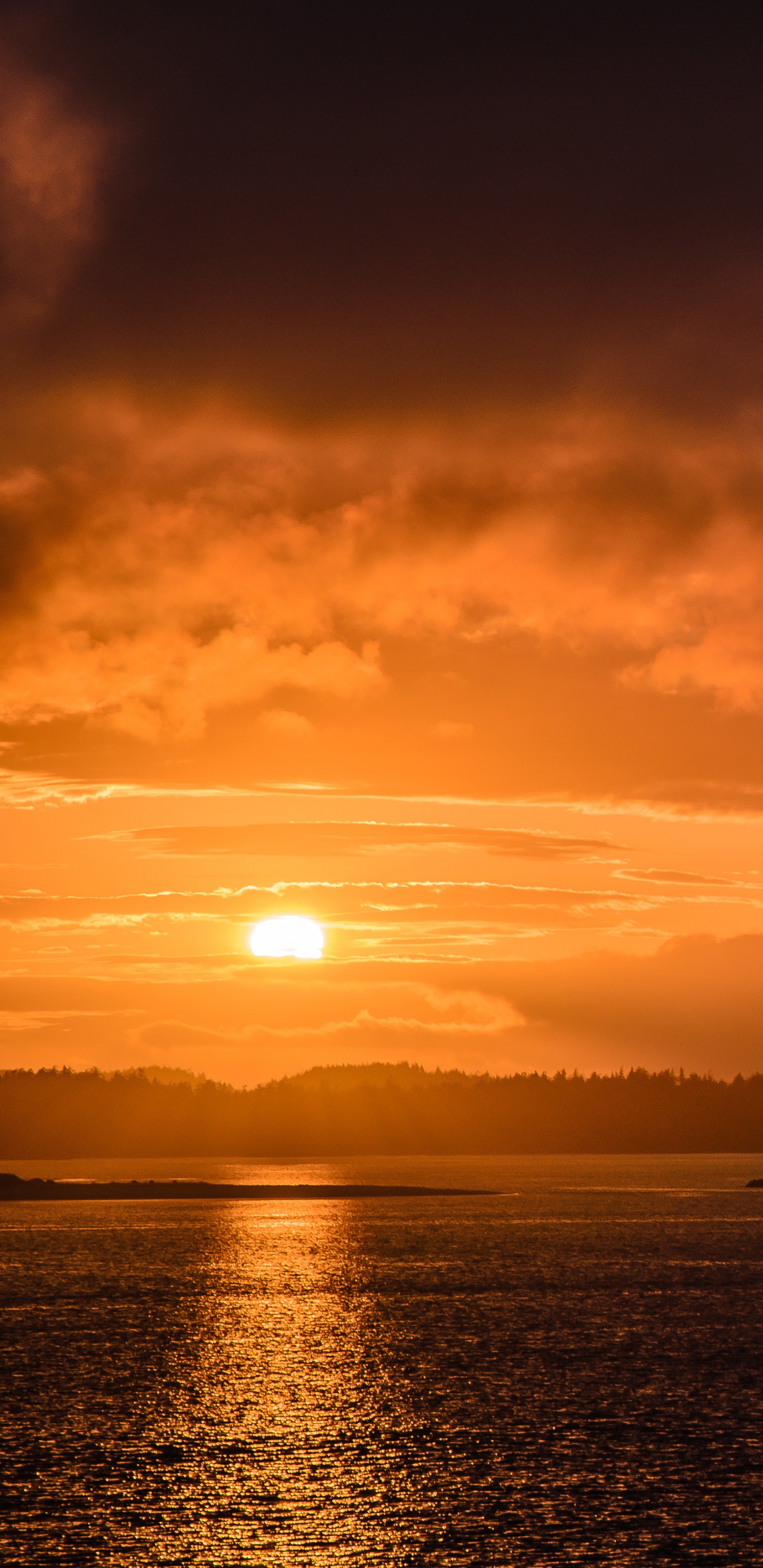 Plan D'eau Sous un Ciel Nuageux au Coucher du Soleil. Wallpaper in 1440x2960 Resolution