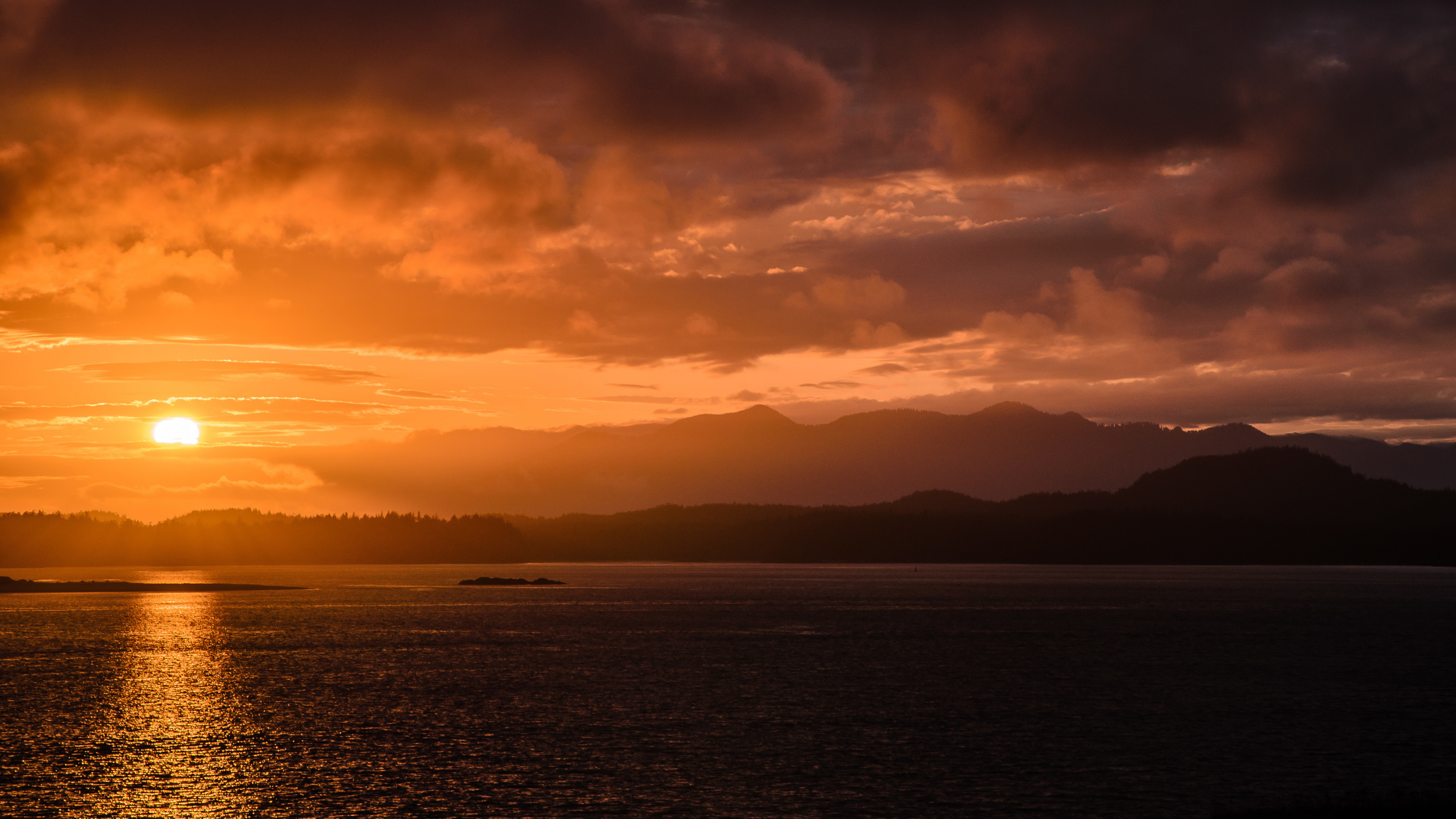 Plan D'eau Sous un Ciel Nuageux au Coucher du Soleil. Wallpaper in 3840x2160 Resolution