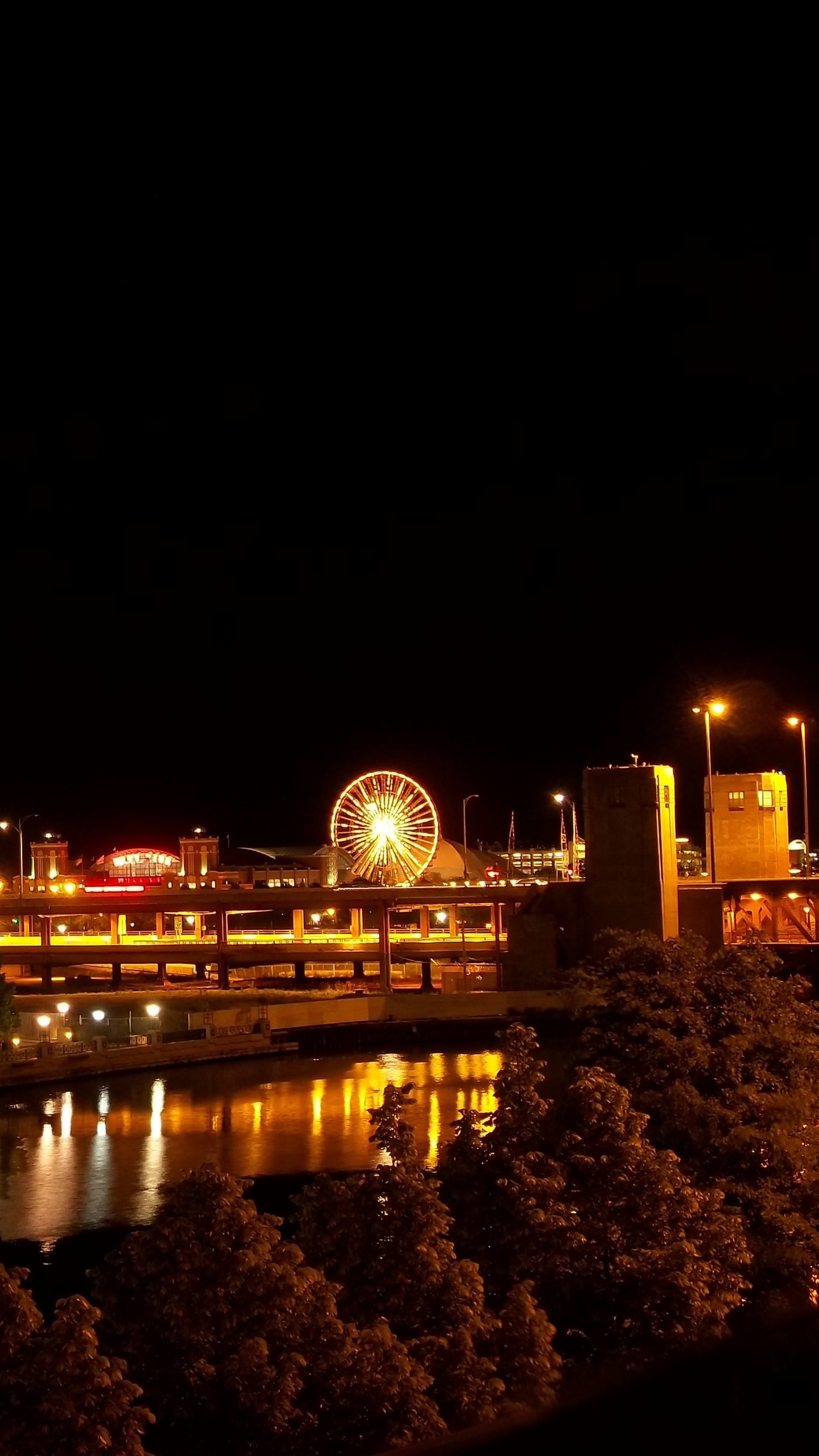 Horizon de la Ville Pendant la Nuit. Wallpaper in 1440x2560 Resolution