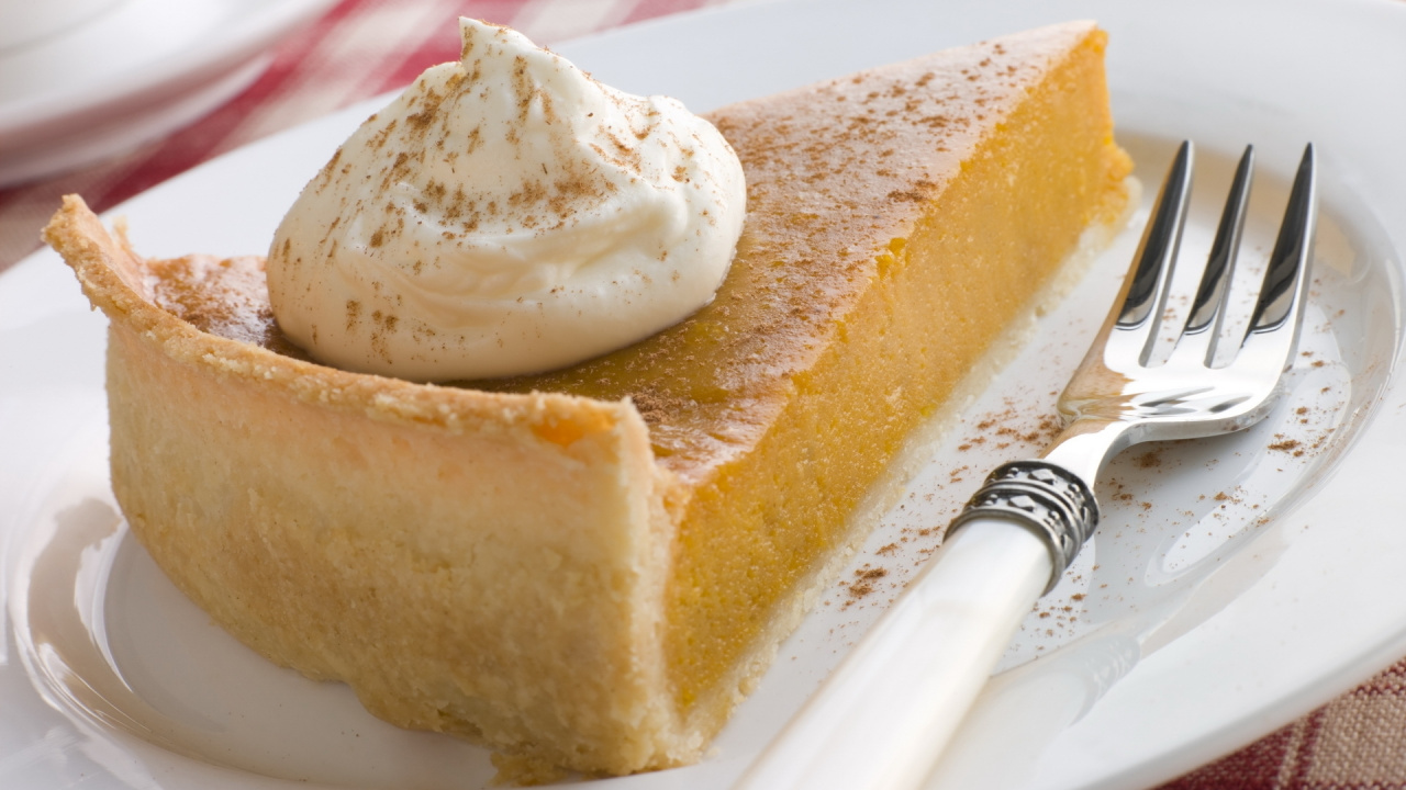 Bread With White Cream on White Ceramic Plate. Wallpaper in 1280x720 Resolution