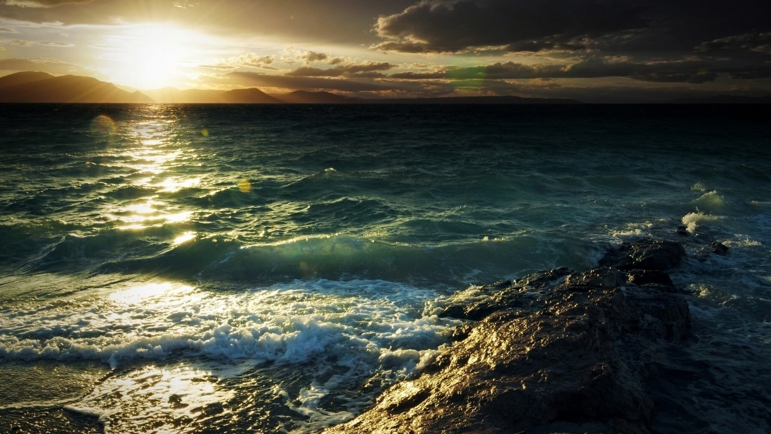 Ocean Waves Crashing on Shore During Sunset. Wallpaper in 2560x1440 Resolution