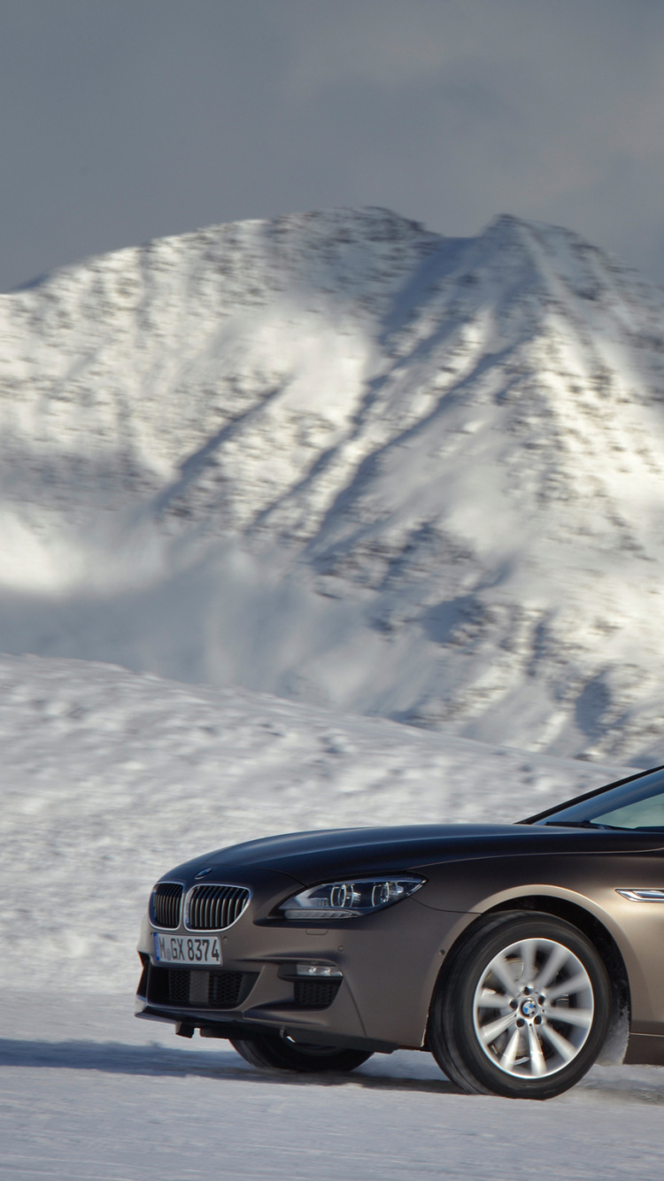 Mercedes Benz Clase c Coupe Negro Sobre Suelo Cubierto de Nieve Durante el Día. Wallpaper in 750x1334 Resolution