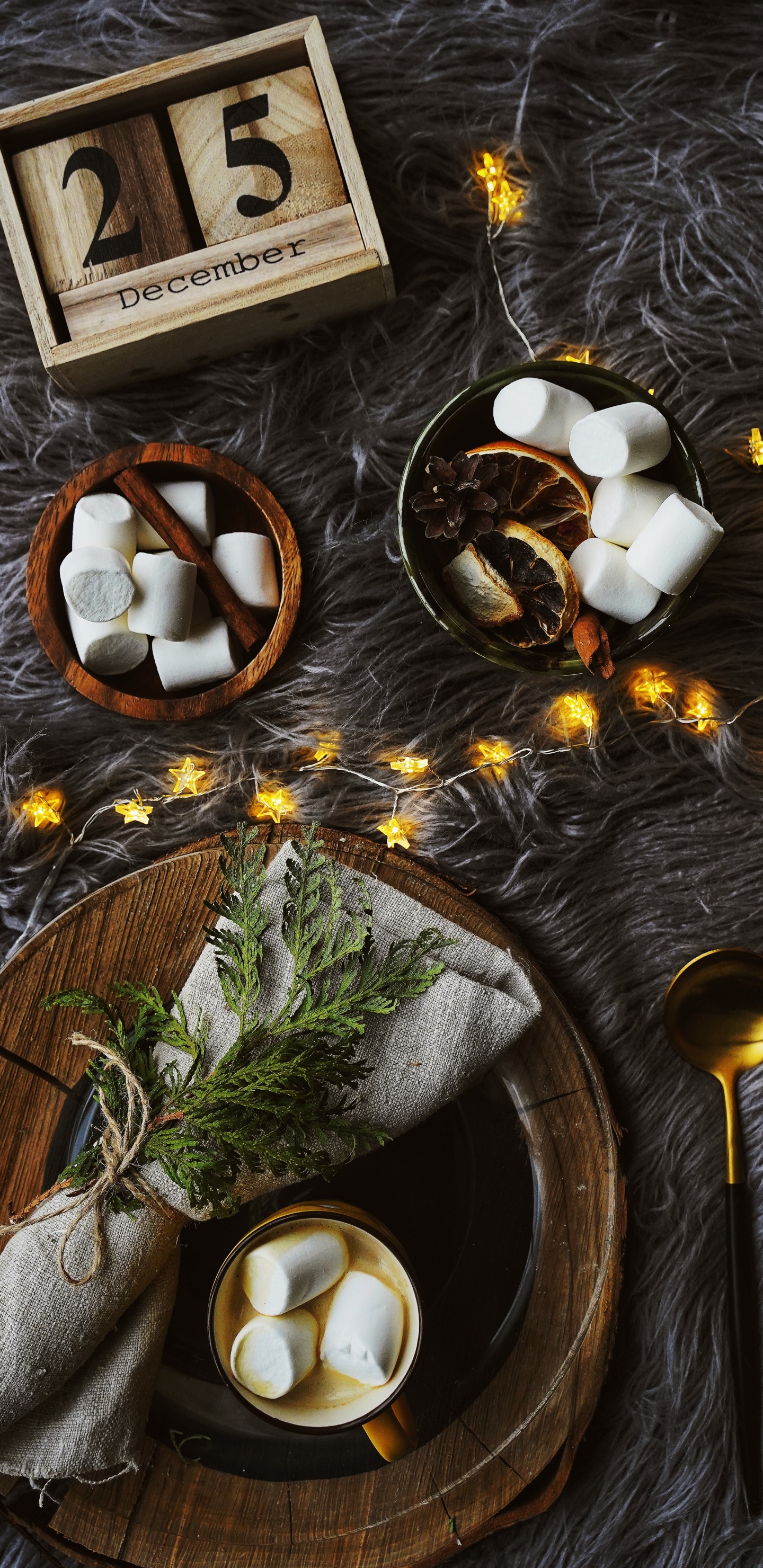 Ornement Rond Blanc et Marron Sur Plaque Ronde Grise. Wallpaper in 1440x2960 Resolution