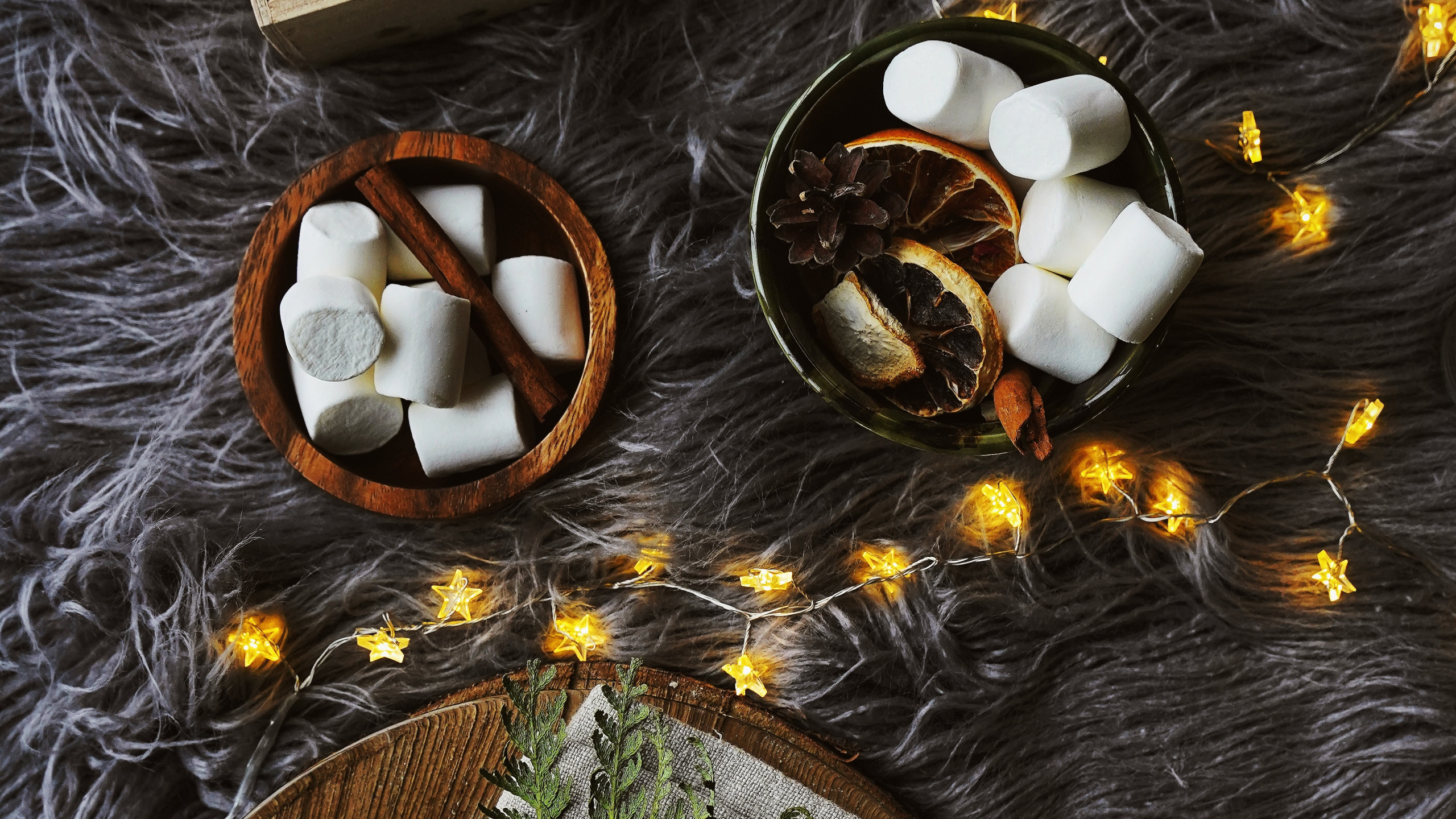 Ornement Rond Blanc et Marron Sur Plaque Ronde Grise. Wallpaper in 2560x1440 Resolution