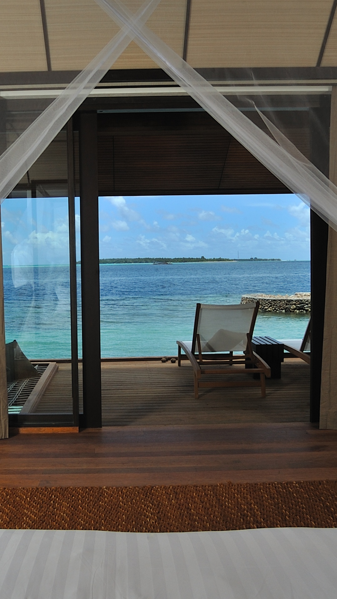 Cama Blanca y Marrón Cerca de la Ventana. Wallpaper in 1080x1920 Resolution