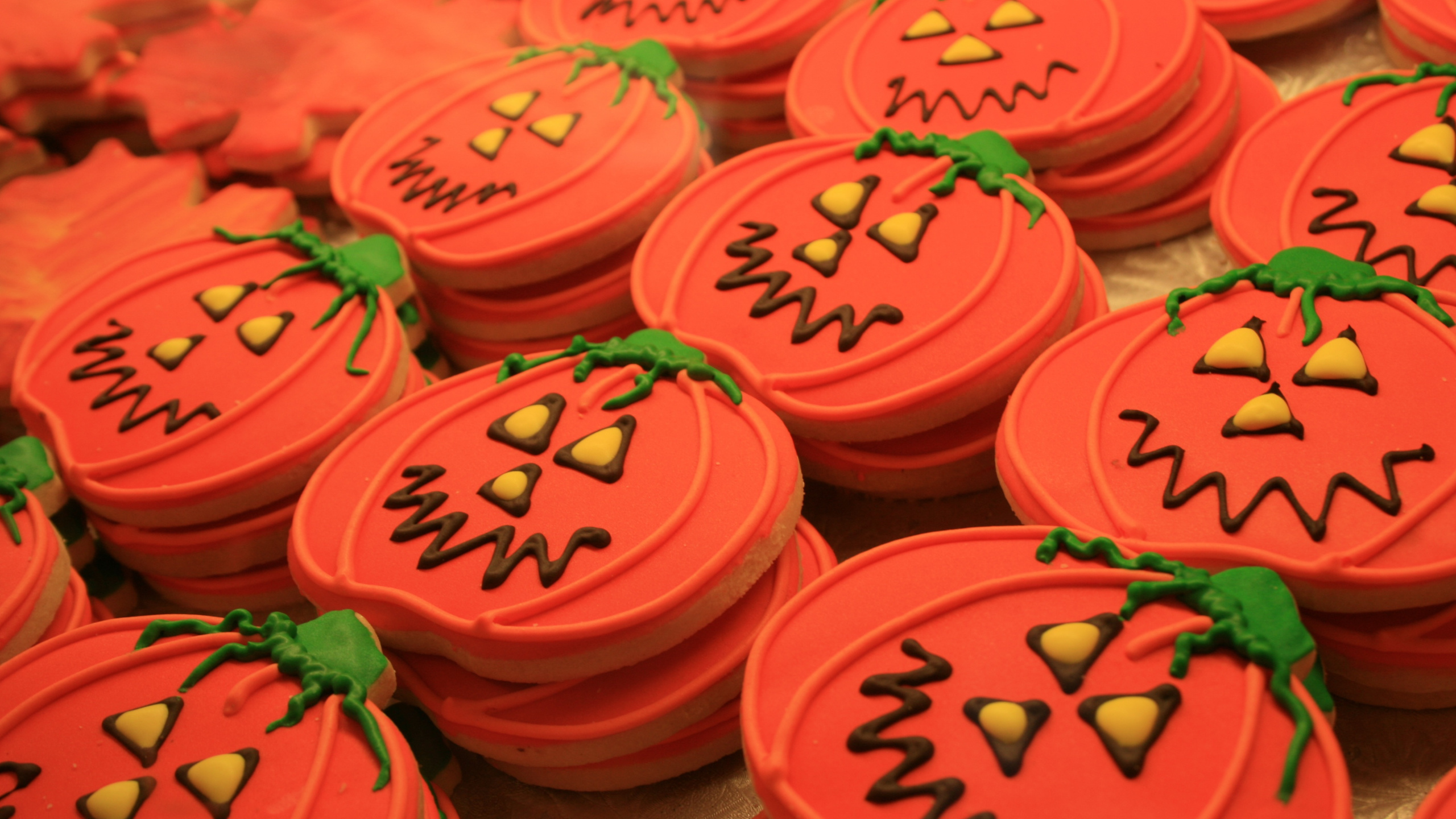 Sahnehäubchen, Sugar Cookie, Cupcake, Dessert, Orange. Wallpaper in 2560x1440 Resolution