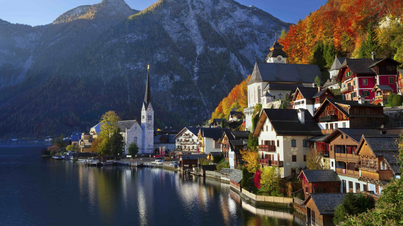 Weißes Und Braunes Betongebäude am Fluss Tagsüber During. Wallpaper in 1280x720 Resolution