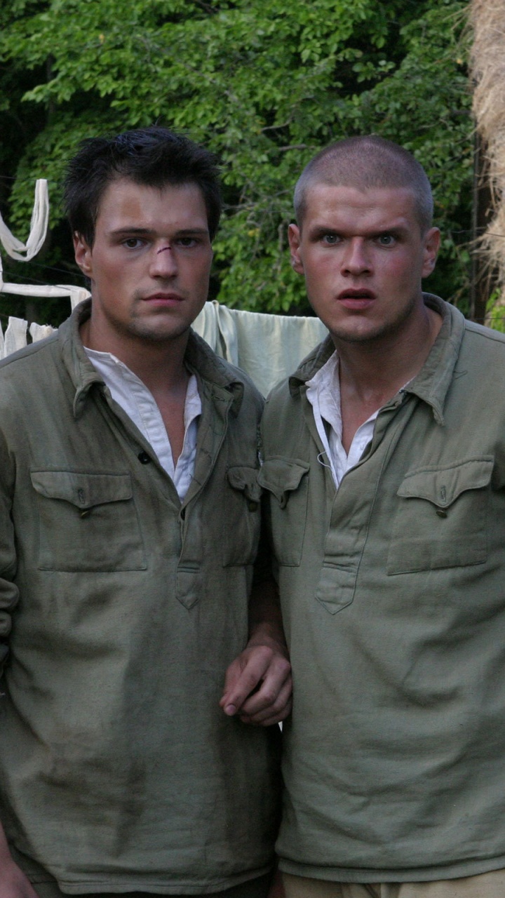 3 Hommes en Chemise Boutonnée Verte Posant Pour Une Photo. Wallpaper in 720x1280 Resolution