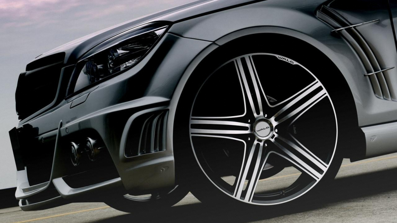 Schwarze Mercedes Benz c Klasse. Wallpaper in 1366x768 Resolution