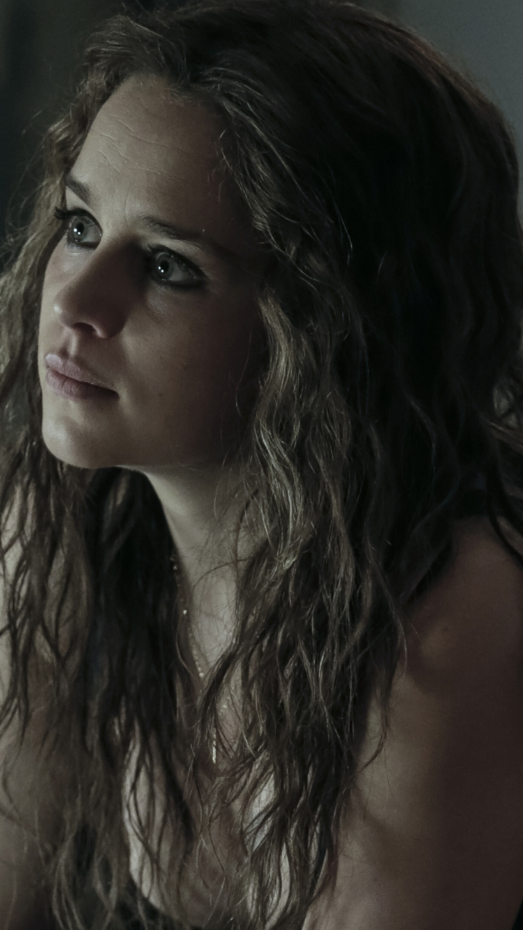 Femme en Débardeur Noir. Wallpaper in 750x1334 Resolution