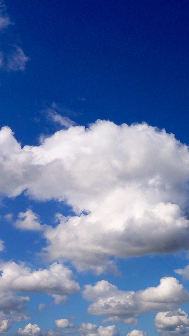 Weiße Wolken Und Blauer Himmel Tagsüber. Wallpaper in 720x1280 Resolution