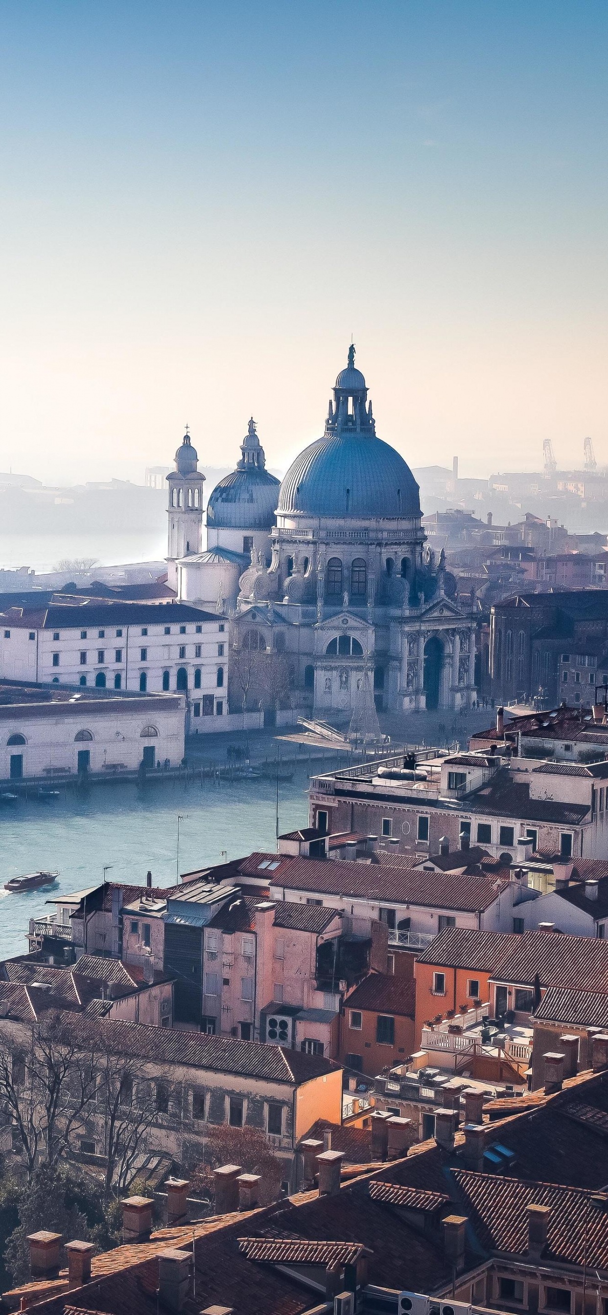 Weißes Und Braunes Betongebäude in Der Nähe Eines Gewässers Tagsüber. Wallpaper in 1242x2688 Resolution