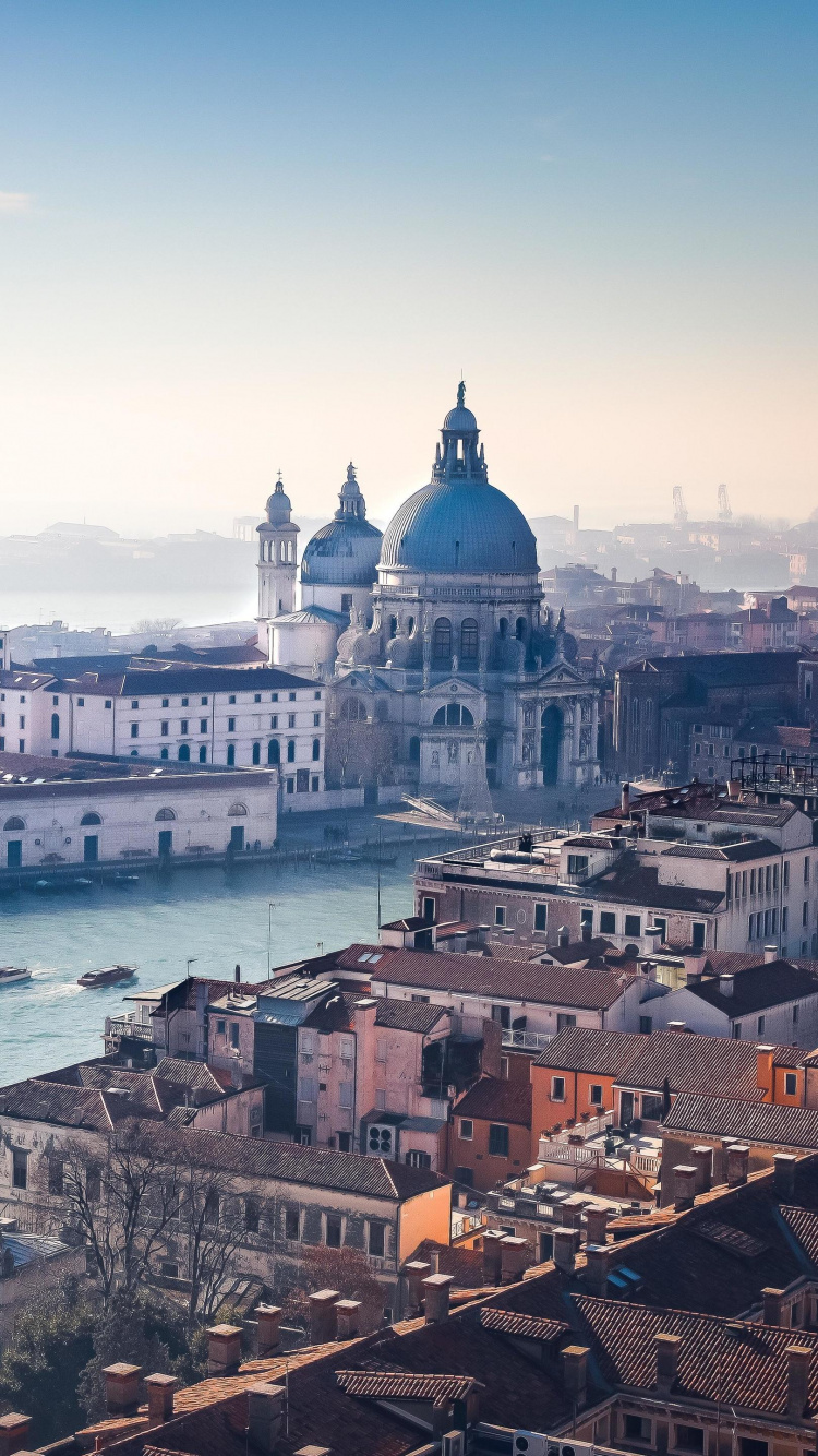 Edificio de Hormigón Blanco y Marrón Cerca Del Cuerpo de Agua Durante el Día. Wallpaper in 750x1334 Resolution