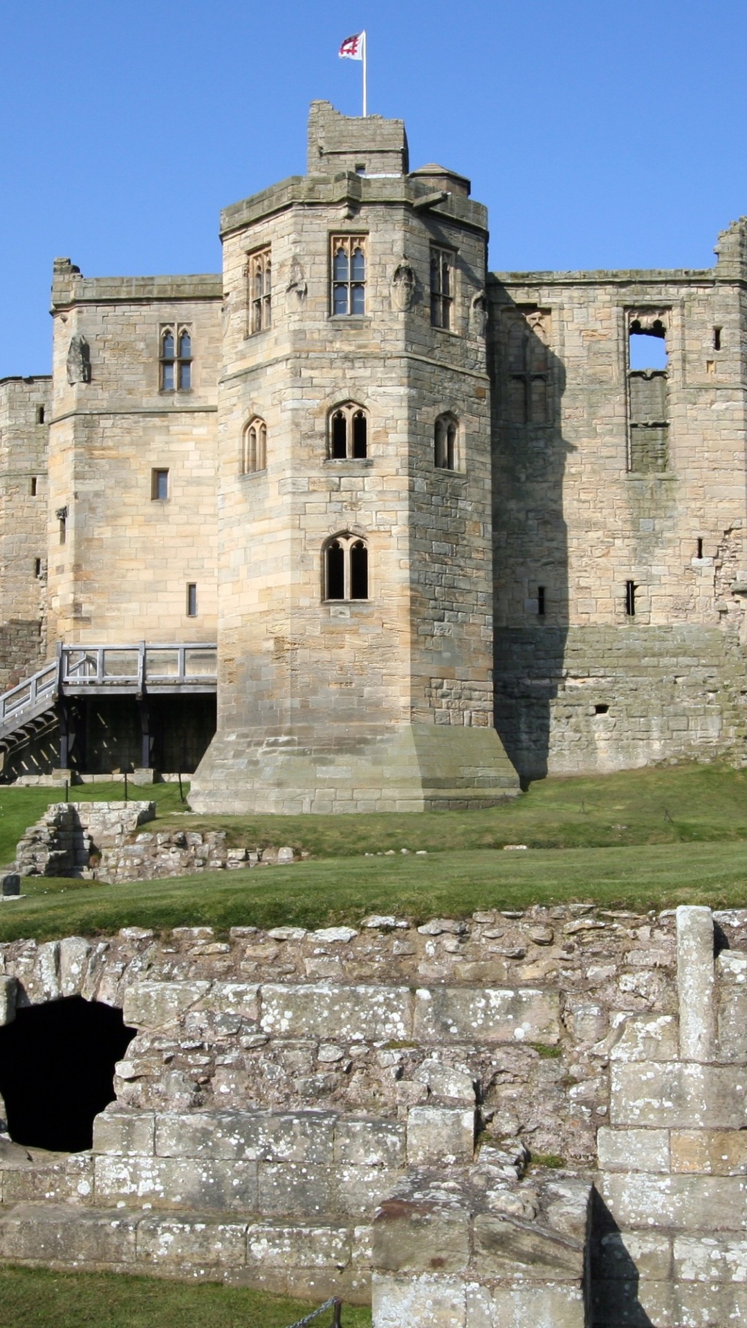 Graues Betongebäude Unter Blauem Himmel Tagsüber. Wallpaper in 1080x1920 Resolution