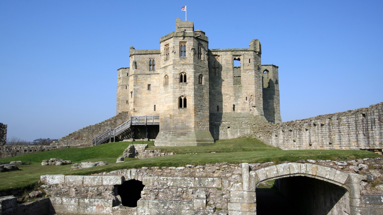 Gray Concrete Building Under Blue Sky During Daytime. Wallpaper in 1280x720 Resolution