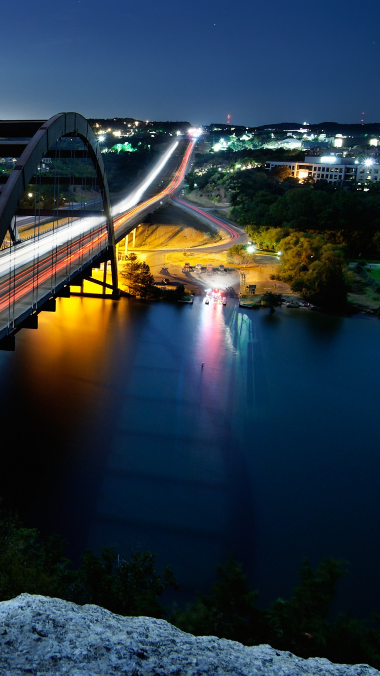 Pont Brun Au-dessus D'un Plan D'eau Pendant la Nuit. Wallpaper in 750x1334 Resolution