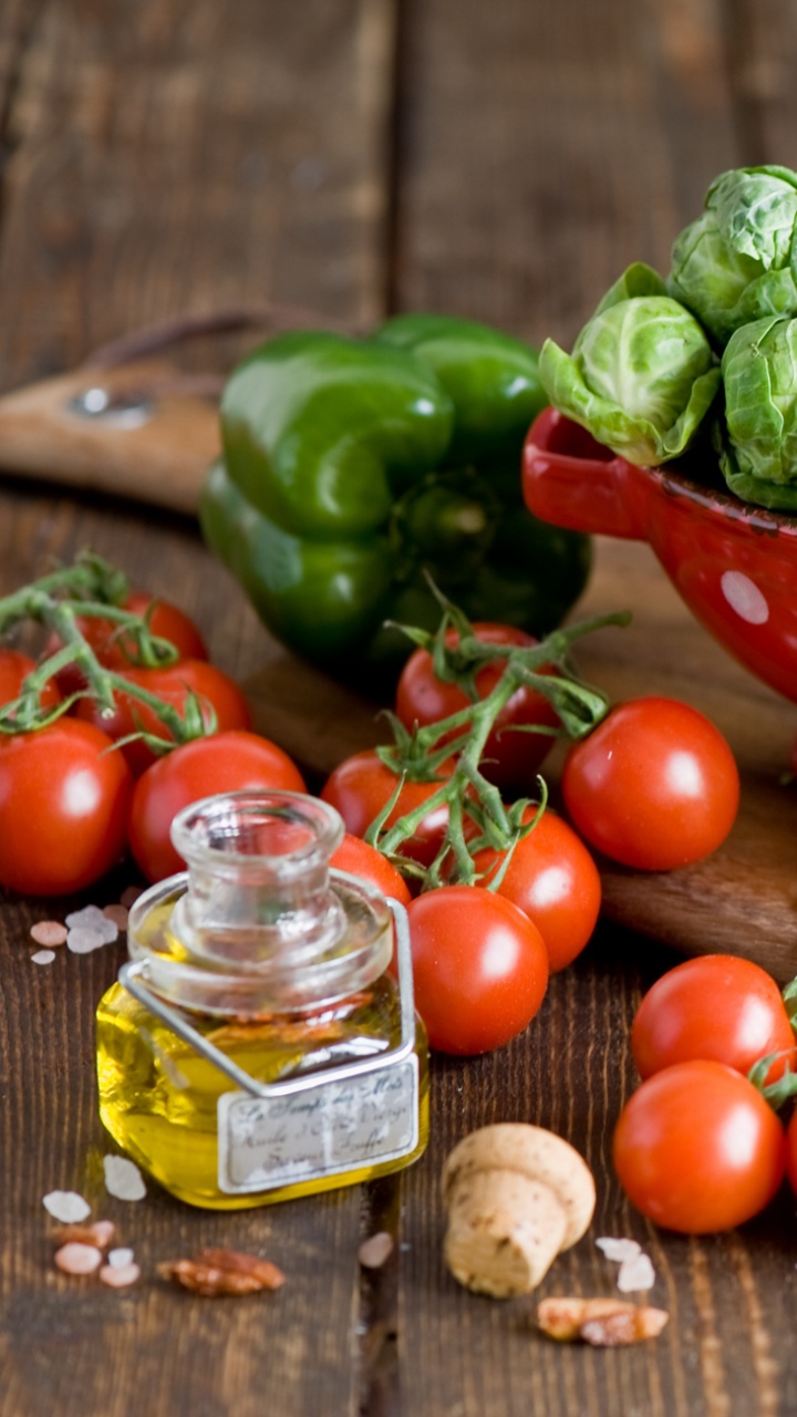 Pimientos Verdes y Rojos en Cuenco de Cerámica Roja. Wallpaper in 720x1280 Resolution