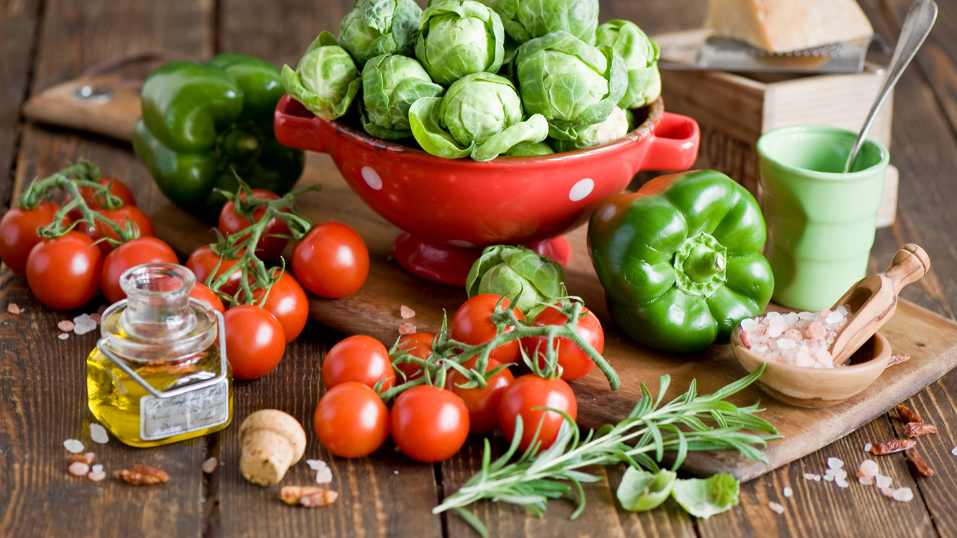 Green and Red Chili Peppers on Red Ceramic Bowl. Wallpaper in 1366x768 Resolution