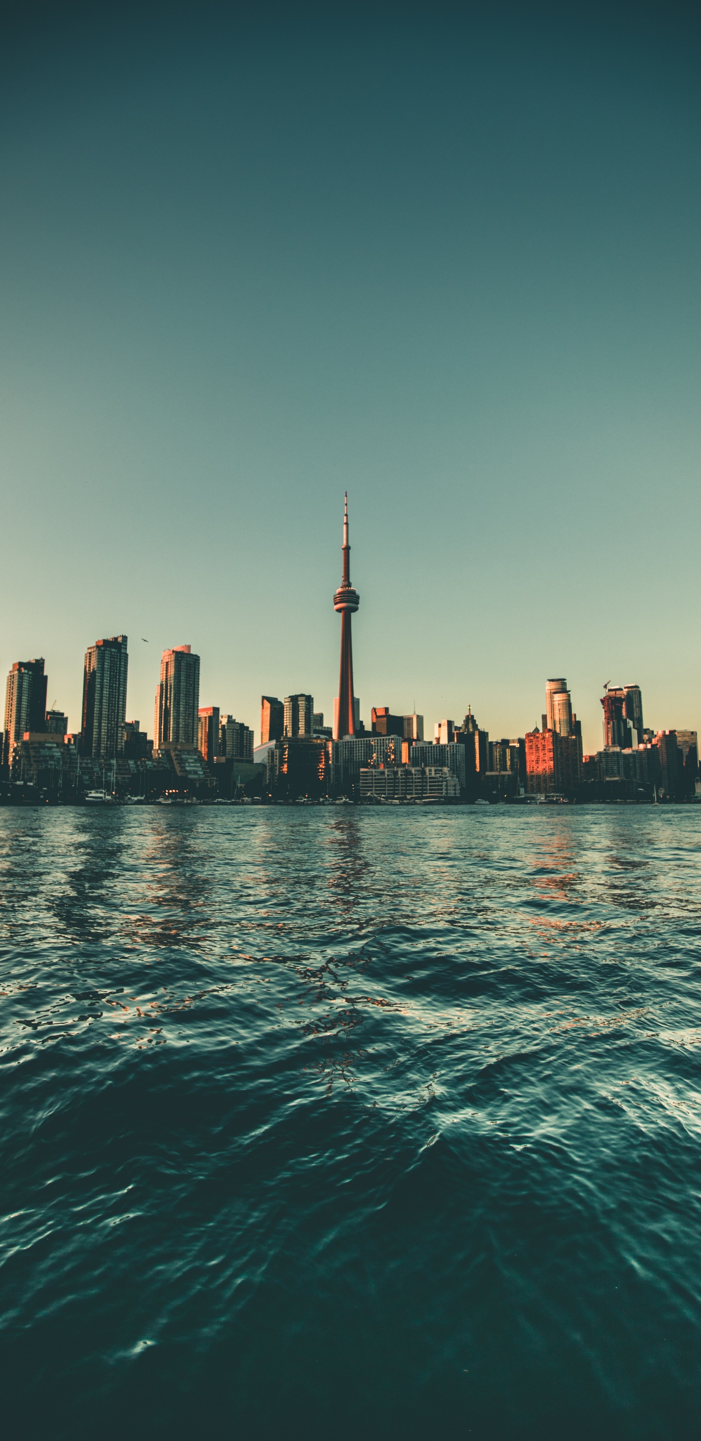 Skyline Der Stadt Über Gewässer Während Des Tages. Wallpaper in 1440x2960 Resolution
