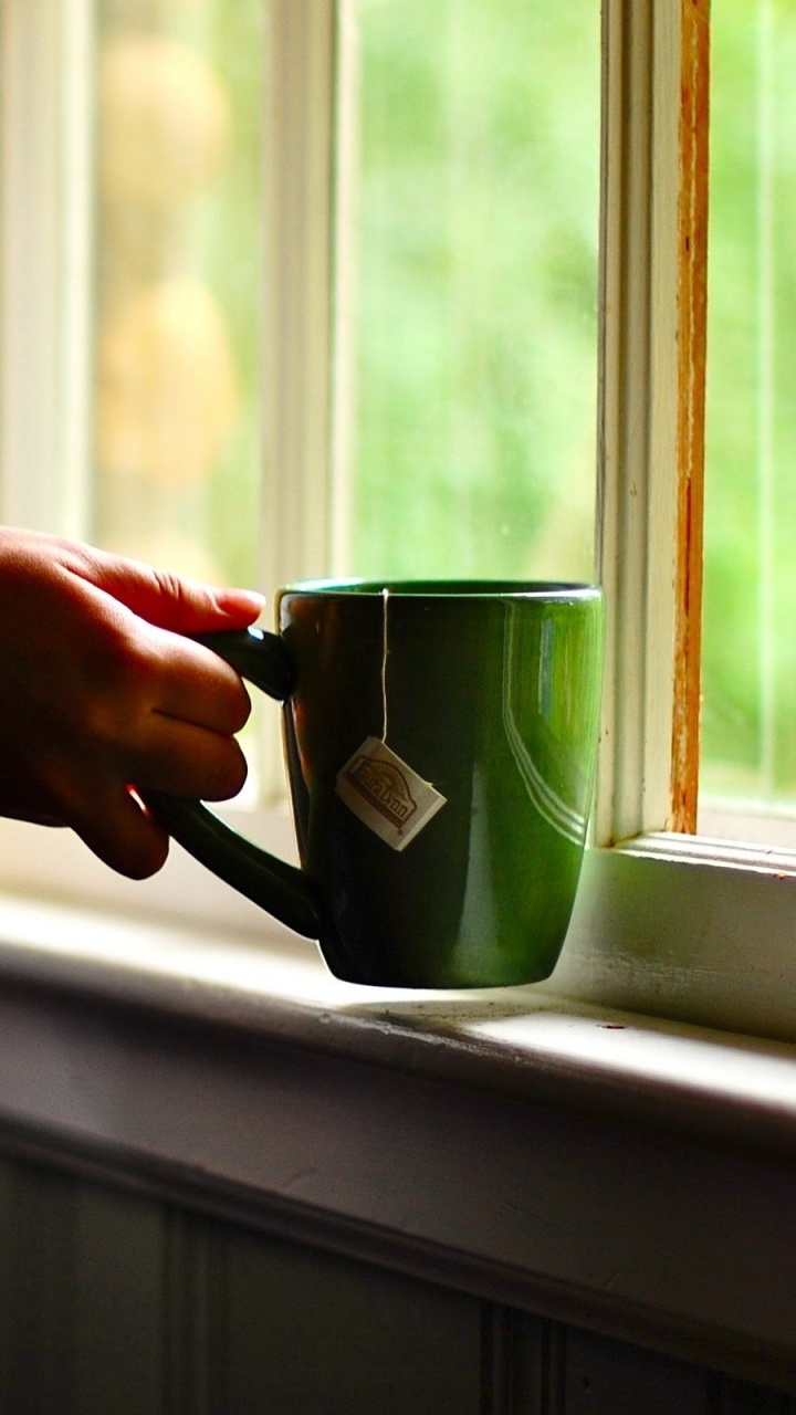 Personne en Chemise Blanche et Jean Bleu Tenant Une Tasse en Céramique Verte. Wallpaper in 720x1280 Resolution