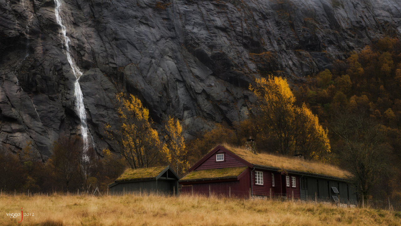 Brown Wooden House Near Gray Mountain. Wallpaper in 1280x720 Resolution