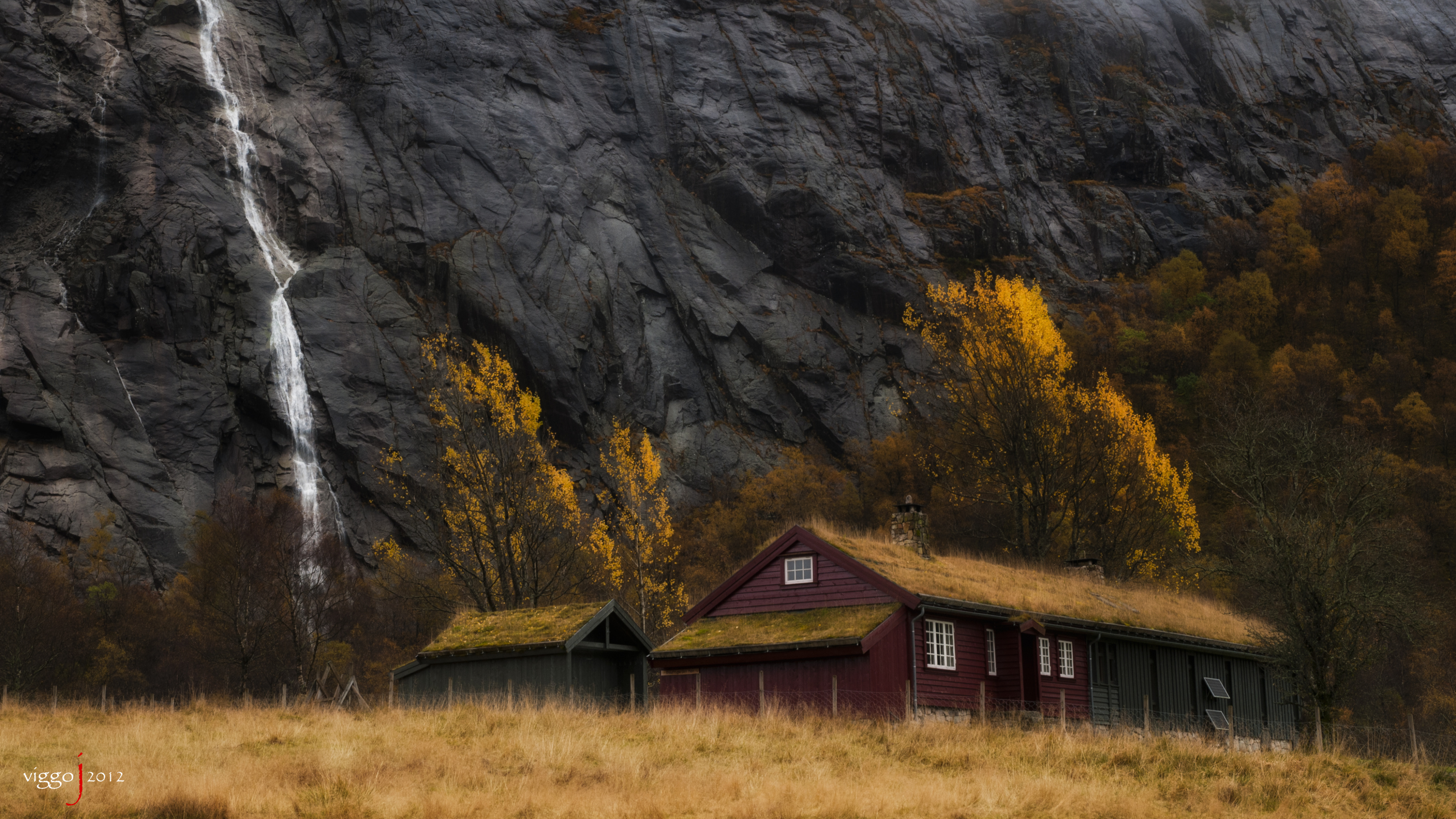 Brown Wooden House Near Gray Mountain. Wallpaper in 3840x2160 Resolution