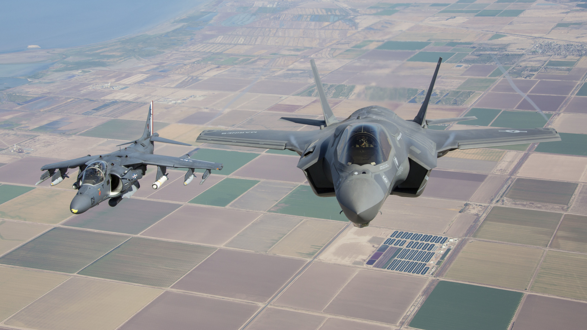 Schwarzes Düsenflugzeug Tagsüber in Der Luft. Wallpaper in 1920x1080 Resolution