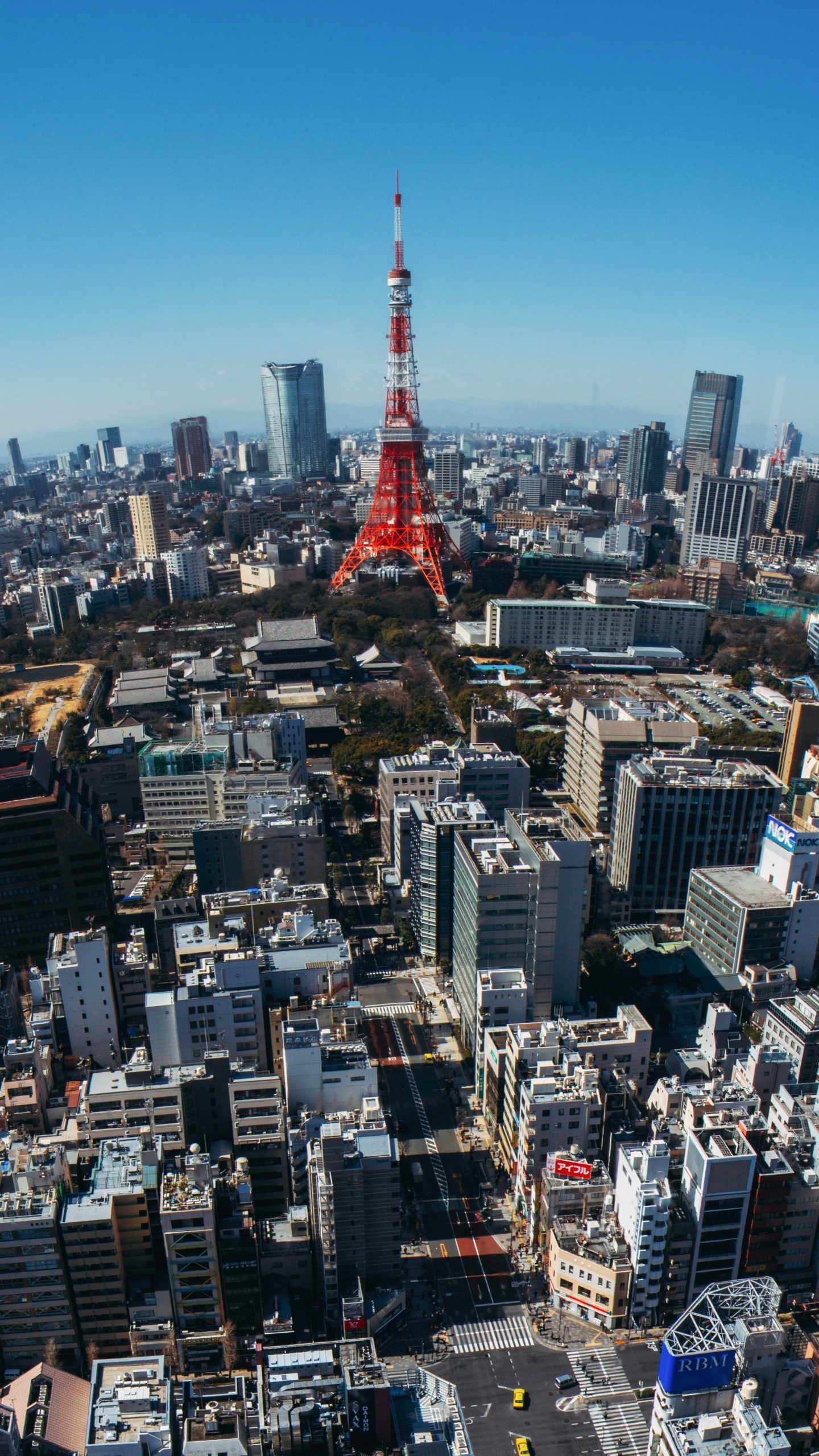 Tour Rouge Dans la Ville Pendant la Journée. Wallpaper in 1440x2560 Resolution