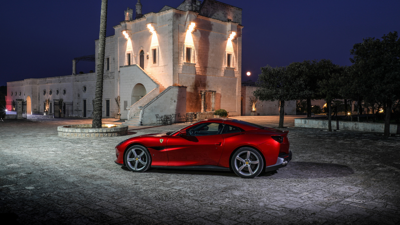 Roter Ferrari 458 Italia Parkte Nachts in Der Nähe Eines Braunen Betongebäudes. Wallpaper in 1366x768 Resolution