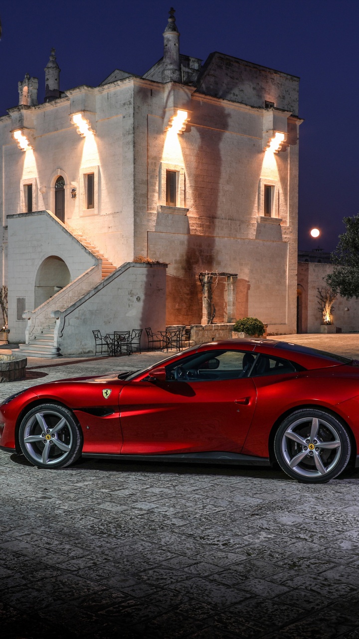 Ferrari 458 Italia Rojo Estacionado Cerca Del Edificio de Hormigón Marrón Durante la Noche. Wallpaper in 720x1280 Resolution